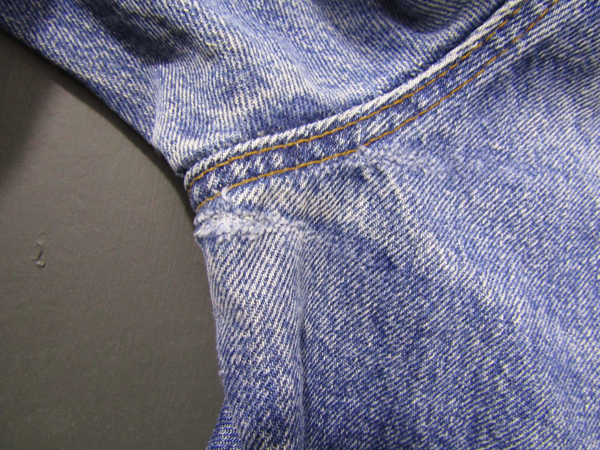 70's Levi's Denim Trucker Jacket | Slim Fit | Small | Mid Blue - Image 4
