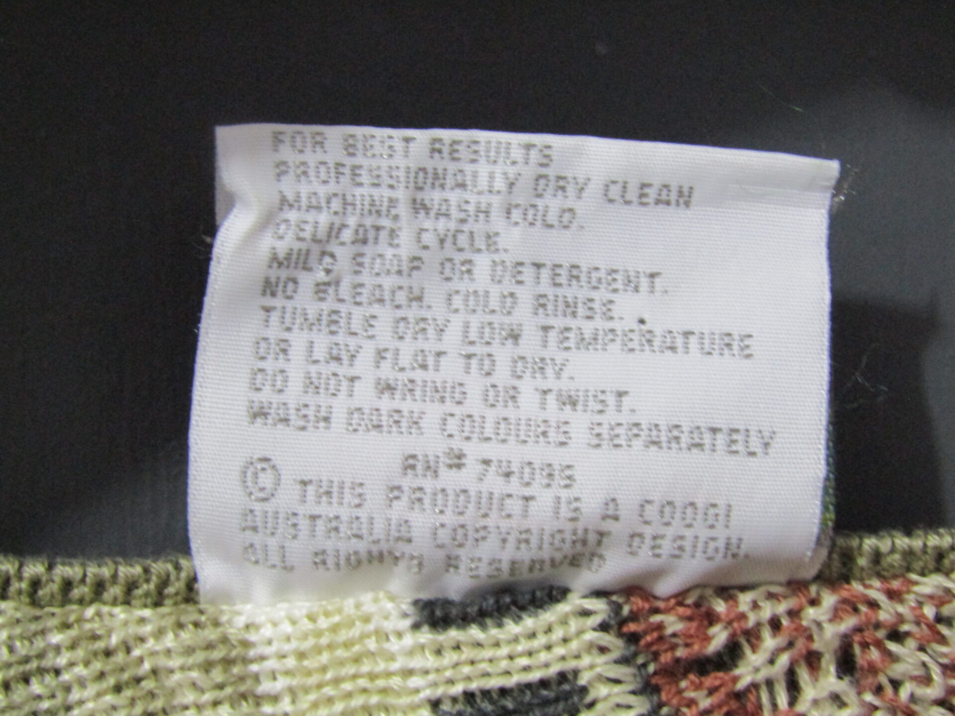 Genuine Coogi of Australia V- neck Jumper | Medium | Multicoloured - Image 4